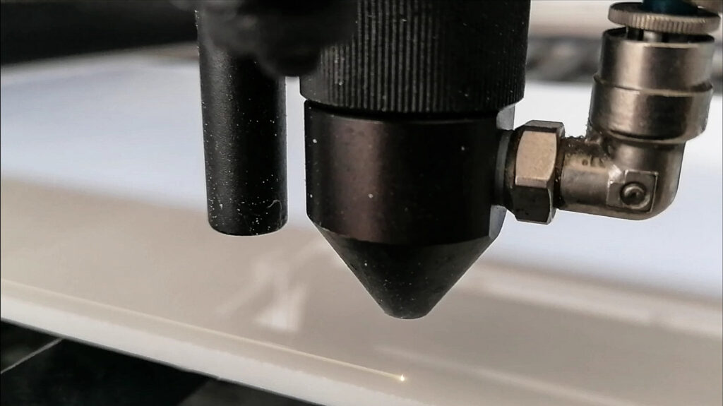 Taglio laser di precisione su lastre in Plexiglas e incisione a disegno con New Plex.